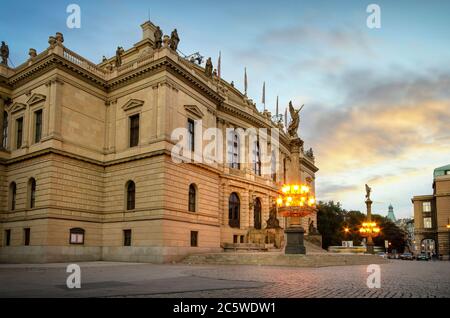 Haus der Tschechischen Philharmonie und Oper - Rudolfinum in Prag, Tschechische Republik bei Dämmerung mit einem schönen Licht. Blick auf den Sonnenuntergang Stockfoto