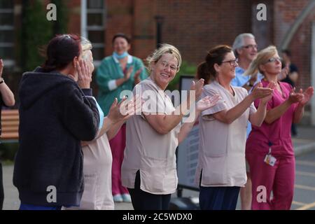 Winchester, Hampshire, Großbritannien. Juli 2020. Klatschen Sie für die Wertschätzung der Pfenden im Royal Hampshire County Hospital in Winchester, um den 72. Jahrestag des NHS zu feiern. Die Mitarbeiter des Krankenhauses nahmen am Applaus Teil, bevor sie dem NHS alles gute zum Geburtstag sangen. Credit Stuart Martin/Alamy Live News Stockfoto