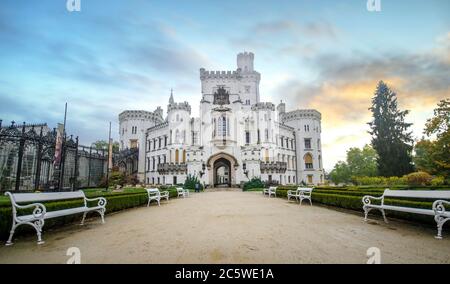 HLUBOKA NAD VLTAVOU, TSCHECHISCHE REPUBLIK. Die schöne Renaissanceburg Hluboka ist ein attraktives Reiseziel in Südböhmen. Stockfoto