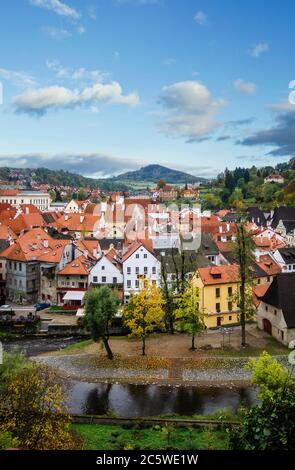 Blick auf Cesky Krumlov, Tschechien, die alte mittelalterliche Stadt. UNESCO-Weltkulturerbe. Schöne Aussicht auf Kirche und Burg. Stockfoto