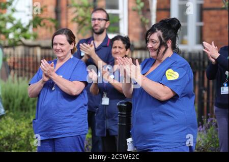 Winchester, Hampshire, Großbritannien. Juli 2020. Klatschen Sie für die Wertschätzung der Pfenden im Royal Hampshire County Hospital in Winchester, um den 72. Jahrestag des NHS zu feiern. Die Mitarbeiter des Krankenhauses nahmen am Applaus Teil, bevor sie dem NHS alles gute zum Geburtstag sangen. Credit Stuart Martin/Alamy Live News Stockfoto