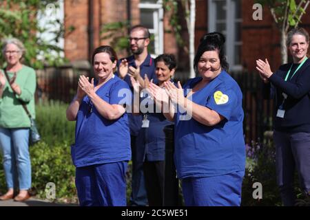 Winchester, Hampshire, Großbritannien. Juli 2020. Klatschen Sie für die Wertschätzung der Pfenden im Royal Hampshire County Hospital in Winchester, um den 72. Jahrestag des NHS zu feiern. Die Mitarbeiter des Krankenhauses nahmen am Applaus Teil, bevor sie dem NHS alles gute zum Geburtstag sangen. Credit Stuart Martin/Alamy Live News Stockfoto