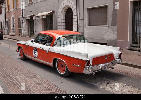 Amerikanischer Oldtimer Studebaker Golden Hawk (1956) im klassischen historischen Rennen Mille Miglia. Gatteo, FC, Italien - 19. Mai 2017 Stockfoto