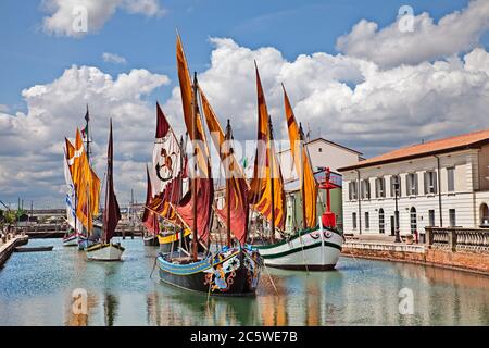 Cesenatico, Emilia Romagna, Italien: Der von Leonardo da Vinci entworfene Hafenkanal in der Stadt an der Adriaküste mit den alten Holzbooten Stockfoto