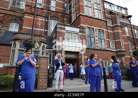 Winchester, Hampshire, Großbritannien. Juli 2020. Klatschen Sie für die Wertschätzung der Pfenden im Royal Hampshire County Hospital in Winchester, um den 72. Jahrestag des NHS zu feiern. Die Mitarbeiter des Krankenhauses nahmen am Applaus Teil, bevor sie dem NHS alles gute zum Geburtstag sangen. Credit Stuart Martin/Alamy Live News Stockfoto