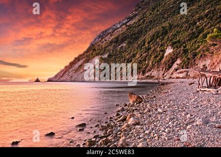 Portonovo, Ancona, Marken, Italien: Landschaft bei Sonnenaufgang am Strand an der Adriaküste im Regionalpark Conero Stockfoto