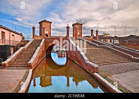 Comacchio, Ferrara, Emilia Romagna, Italien: Die alte Brücke Trepponti, eine berühmte fünf-Wege-Brücke in der Altstadt bekannt als das kleine Venedig Stockfoto