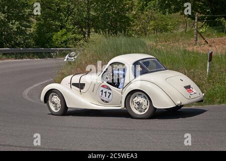 Oldtimer BMW 328 Coupe (1937) im historischen Klassikrennen Mille Miglia, am 17. Mai 2014 in Colle di Val d'Elsa, Toskana, Italien Stockfoto