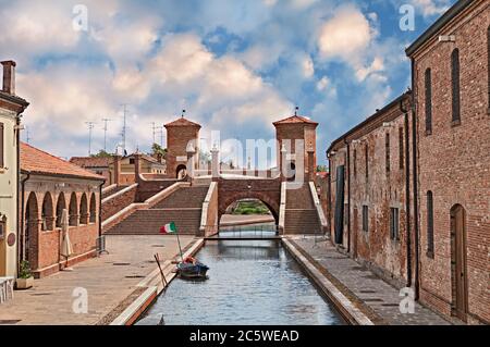 Comacchio, Ferrara, Emilia Romagna, Italien: Die alte Brücke Trepponti, eine berühmte fünf-Wege-Brücke in der Altstadt bekannt als das kleine Venedig Stockfoto