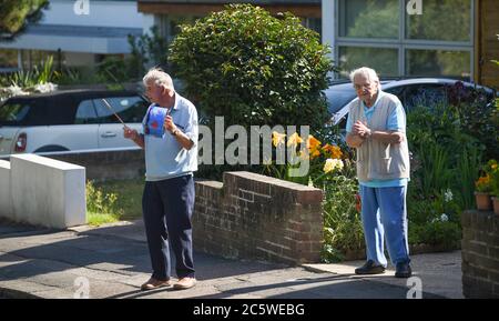 Brighton UK 5. Juli 2020 - Bewohner der Queens Park Gegend von Brighton nehmen heute um 17 Uhr am Clap for Carers Teil, um den 72. Jahrestag der NHS zu feiern, die 1948 gegründet wurde : Credit Simon Dack / Alamy Live News Stockfoto