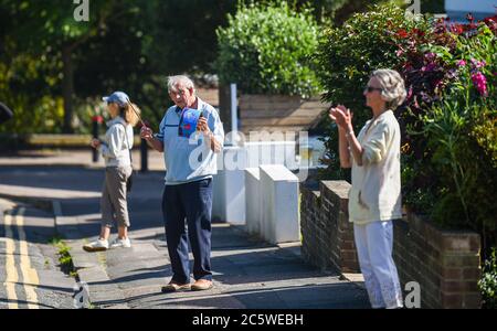 Brighton UK 5. Juli 2020 - Bewohner der Queens Park Gegend von Brighton nehmen heute um 17 Uhr am Clap for Carers Teil, um den 72. Jahrestag der NHS zu feiern, die 1948 gegründet wurde : Credit Simon Dack / Alamy Live News Stockfoto