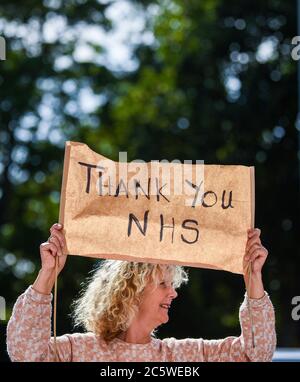 Brighton UK 5. Juli 2020 - Bewohner der Queens Park Gegend von Brighton nehmen heute um 17 Uhr am Clap for Carers Teil, um den 72. Jahrestag der NHS zu feiern, die 1948 gegründet wurde : Credit Simon Dack / Alamy Live News Stockfoto