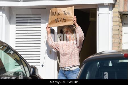 Brighton UK 5. Juli 2020 - Bewohner der Queens Park Gegend von Brighton nehmen heute um 17 Uhr am Clap for Carers Teil, um den 72. Jahrestag der NHS zu feiern, die 1948 gegründet wurde : Credit Simon Dack / Alamy Live News Stockfoto