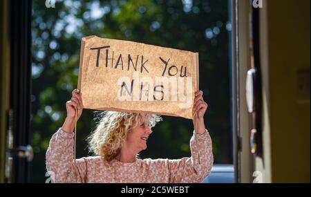 Brighton UK 5. Juli 2020 - Bewohner der Queens Park Gegend von Brighton nehmen heute um 17 Uhr am Clap for Carers Teil, um den 72. Jahrestag der NHS zu feiern, die 1948 gegründet wurde : Credit Simon Dack / Alamy Live News Stockfoto