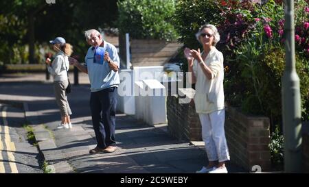 Brighton UK 5. Juli 2020 - Bewohner der Queens Park Gegend von Brighton nehmen heute um 17 Uhr am Clap for Carers Teil, um den 72. Jahrestag der NHS zu feiern, die 1948 gegründet wurde : Credit Simon Dack / Alamy Live News Stockfoto