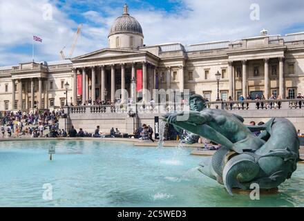 Trafalgar Square und die National Gallery in London an einem schönen Sommertag Stockfoto