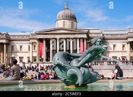 Trafalgar Square und die National Gallery in London an einem schönen Sommertag Stockfoto