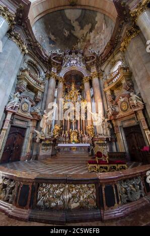 Prag, Tschechische Republik. Innenraum der St. Nikolaus-Kirche auf der Mala Strana (Kostel sv. Mikulase) Kathedrale in der Altstadt. Berühmtes Wahrzeichen der Stadt. Stockfoto