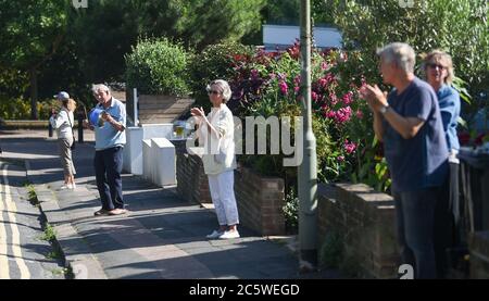 Brighton UK 5. Juli 2020 - Bewohner der Queens Park Gegend von Brighton nehmen heute um 17 Uhr am Clap for Carers Teil, um den 72. Jahrestag der NHS zu feiern, die 1948 gegründet wurde : Credit Simon Dack / Alamy Live News Stockfoto