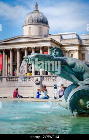 Brunnen am Trafalgar Square in London mit der National Gallery im Hintergrund - Außenbild eines 1844 eingeweihten Platzes Stockfoto