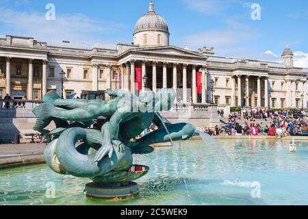 Trafalgar Square und die National Gallery in London an einem schönen Sommertag Stockfoto