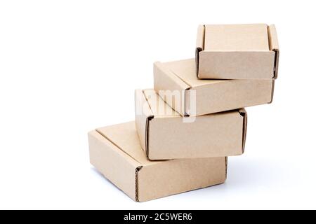 Sammlung von verschiedenen Kartonagen auf weißem Hintergrund Stockfoto