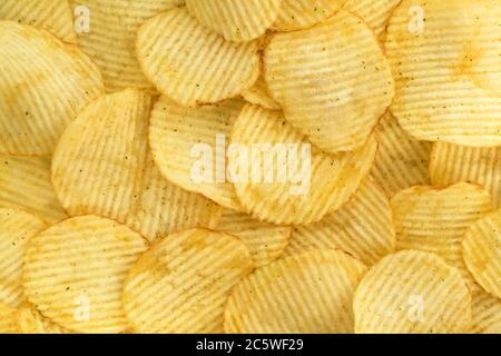 Knusprige Kartoffelchips mit Rüschen und Dill, Detail-Food-Hintergrund, Draufsicht Stockfoto