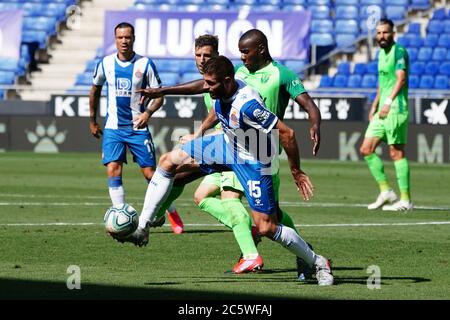 RCDE Stadion, Barcelona, Katalonien, Spanien. Juli 2020. La Liga Football, Real Club Deportiu Espanyol de Barcelona gegen Leganes; David Lopez hält die Herausforderung von Amadou zurück Credit: Action Plus Sports/Alamy Live News Stockfoto