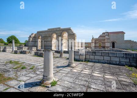 Pliska, Bulgarien und die Ruinen der Großen Basilika - größte christliche Kathedrale im mittelalterlichen Europa. Die Hauptstadt des ersten bulgarischen Reiches Stockfoto