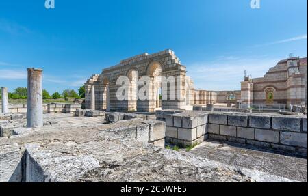 Pliska, Bulgarien und die Ruinen der Großen Basilika - größte christliche Kathedrale im mittelalterlichen Europa. Die Hauptstadt des ersten bulgarischen Reiches Stockfoto