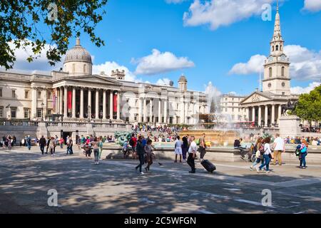 Trafalgar Square und die National Gallery in London an einem schönen Sommertag Stockfoto