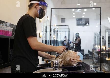 Nicky Oliver’s Friseursalon am ersten Tag der Eröffnung seit der Lockerung der Coronavirus-Sperre. Northern Quarter, Manchester. Stockfoto