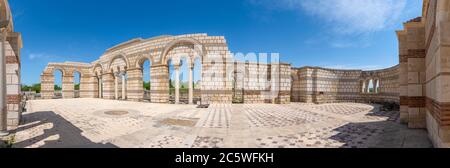 Pliska, Bulgarien und die Ruinen der Großen Basilika - größte christliche Kathedrale im mittelalterlichen Europa. Die Hauptstadt des ersten bulgarischen Reiches Stockfoto