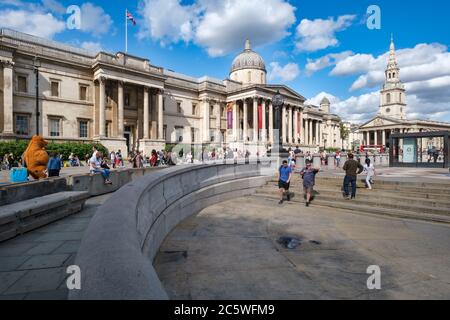 Trafalgar Square und die National Gallery in London an einem sonnigen Sommertag