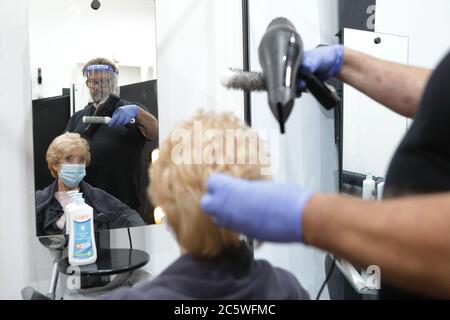 Nicky Oliver’s Friseursalon am ersten Tag der Eröffnung seit der Lockerung der Coronavirus-Sperre. Northern Quarter, Manchester. Stockfoto