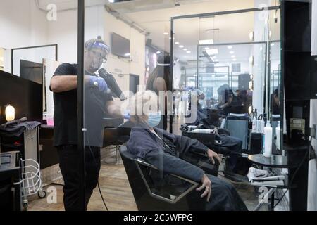 Nicky Oliver’s Friseursalon am ersten Tag der Eröffnung seit der Lockerung der Coronavirus-Sperre. Northern Quarter, Manchester. Stockfoto