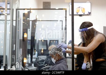 Nicky Oliver’s Friseursalon am ersten Tag der Eröffnung seit der Lockerung der Coronavirus-Sperre. Northern Quarter, Manchester. Stockfoto