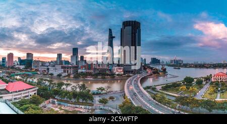 SAIGON, VIETNAM - 04. JULI 2020: Ho Chi Minh Stadt bei Sonnenuntergang, Khanh Hoi Brücke, gelbe Spur auf der Straße, das Gebäude im Bild ist bitexco Turm, weit ein Stockfoto