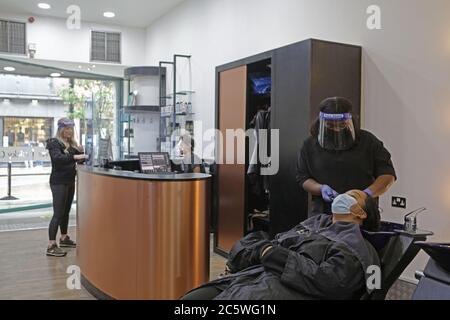 Nicky Oliver’s Friseursalon am ersten Tag der Eröffnung seit der Lockerung der Coronavirus-Sperre. Northern Quarter, Manchester. Stockfoto