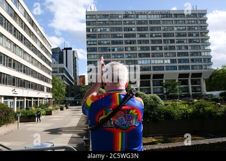 St. Thomas' Hospital, Westminster, London, Großbritannien. Juli 2020. Zwei Personen nehmen am 17:00 Uhr-Klatsch für Pförtler Teil, um den 72. Jahrestag des NHS vor dem St. Thomas' Hospital zu feiern. Kredit: Matthew Chattle/Alamy Live Nachrichten Stockfoto