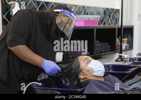 Nicky Oliver’s Friseursalon am ersten Tag der Eröffnung seit der Lockerung der Coronavirus-Sperre. Northern Quarter, Manchester. Stockfoto