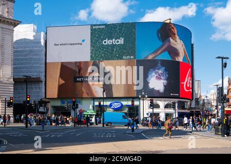 Plakatwände am Piccadilly Circus, einem weltweit berühmten Wahrzeichen Londons Stockfoto