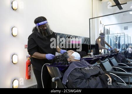 Nicky Oliver’s Friseursalon am ersten Tag der Eröffnung seit der Lockerung der Coronavirus-Sperre. Northern Quarter, Manchester. Stockfoto