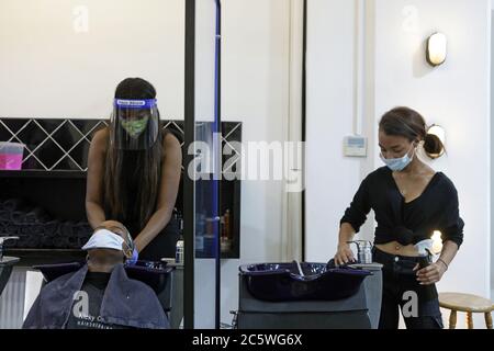 Nicky Oliver’s Friseursalon am ersten Tag der Eröffnung seit der Lockerung der Coronavirus-Sperre. Northern Quarter, Manchester. Stockfoto