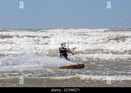 Llangennith Beach, Swansea, Großbritannien. Juli 2020. Ein einsamer Kite-Surfer nutzt die windigen Bedingungen am Llangennith Beach auf der Gower Peninsula bei Swansea, während die Sperre in Wales weiter geht. Quelle: Phil Rees/Alamy Live News Stockfoto