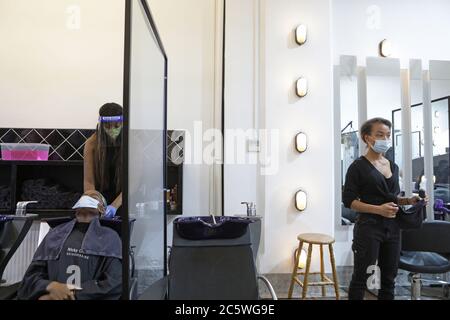 Nicky Oliver’s Friseursalon am ersten Tag der Eröffnung seit der Lockerung der Coronavirus-Sperre. Northern Quarter, Manchester. Stockfoto