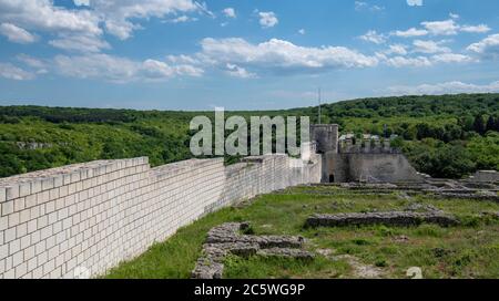 Die Ruinen und teilweise rekonstruierte Mauern der antiken Festung Schumen, Bulgarien Stockfoto