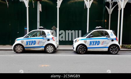 Zwei Smart fortwo NYPD Traffic Enforcement Mini Smart Autos auf einer Straße in New York geparkt Stockfoto