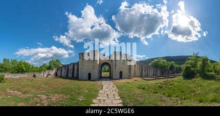 Großer Preslav (Veliki Preslav), Schumen, Bulgarien. Ruinen der Hauptstadt der ersten mittelalterlichen Festung des Bulgarischen Reiches Stockfoto