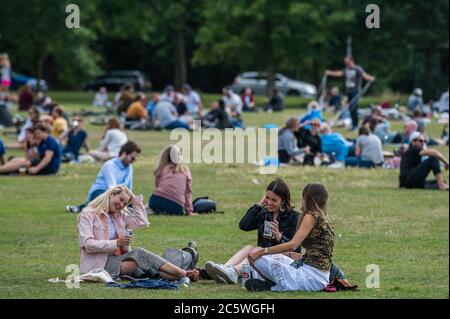 London, Großbritannien. Juli 2020. Klatschen für unsere Pfuster, scheint auf Wandsworth Common vergessen, da das Leben trinken, Eis trinken und in der Sonne entspannen fast unverändert um 5 Uhr weitergeht - das sollte ein besonderer Dank an NHS und andere Schlüsselarbeiter und Pfuster sein. Die Lockerung der "Lockdown" in London weiter - Coronavirus (Covid 19) Ausbruch in London. Kredit: Guy Bell/Alamy Live Nachrichten Stockfoto